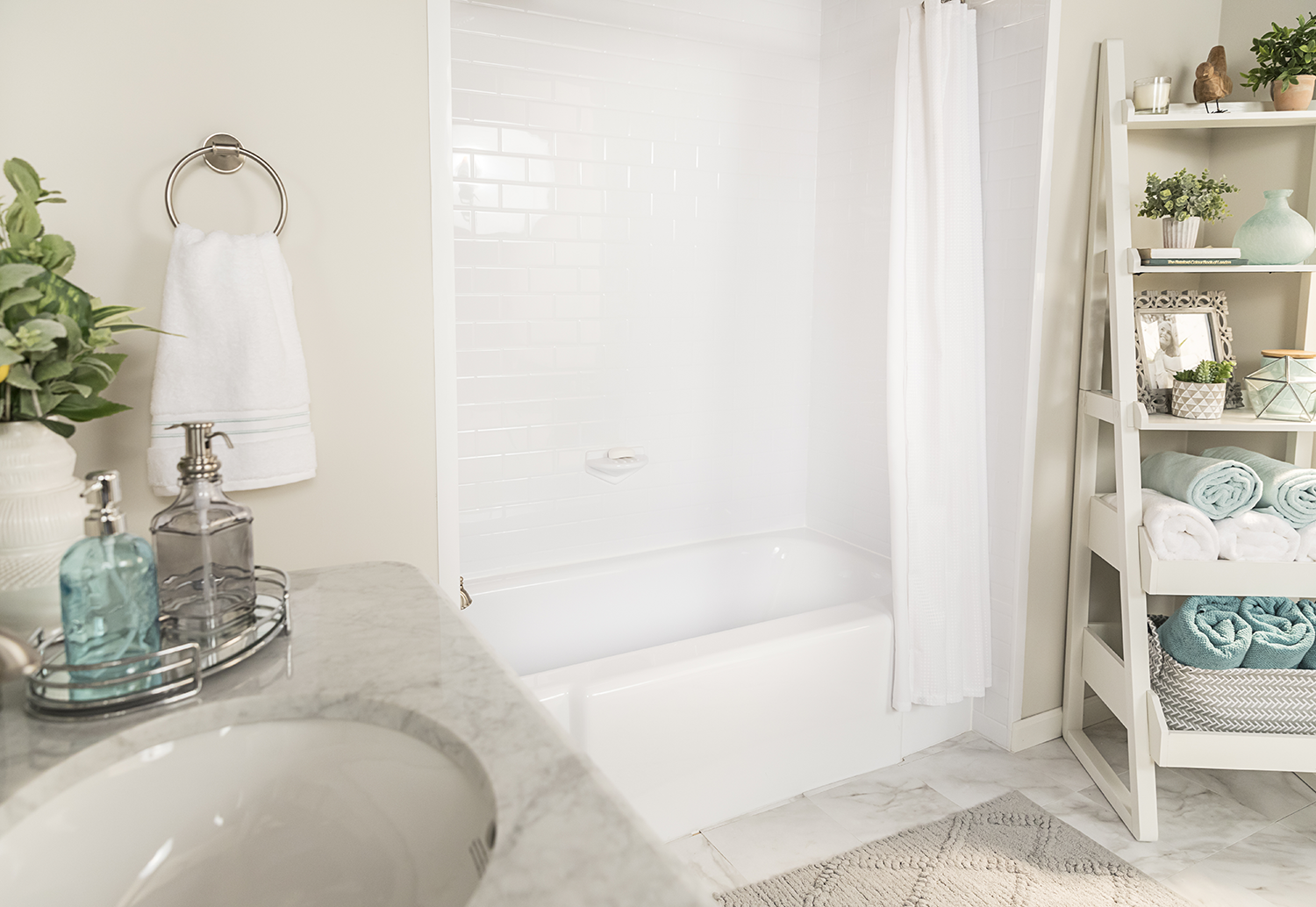 Decor_Bathtub_D_Savona_White-13 Bathroom interior in white and wood with a white bathtub, a toilet, and a built-in shelf for personal care items. a mockup